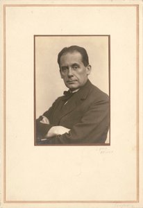 Walter Gropius 1883-1969, begin jaren 1920 door Louis Held
