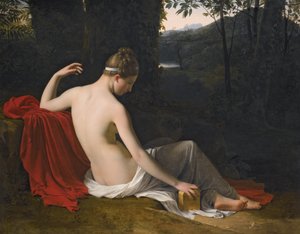 Pandora liggend in een bebost landschap