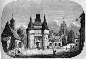 Architectuur: uitzicht op de poort Saint Julien (1460-1483), op de achtergrond, uitzicht op de gotische kerk Notre Dame des Marais (1450-1623). La Ferté-Bernard, Sarthe (72). door Louis Moullin