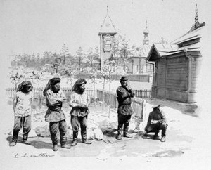 De boeren van een klein Russisch dorp met een muskietennet op hun gezicht en een treinstation van de Trans-Siberische. 1913. Ill. de Sabatier
