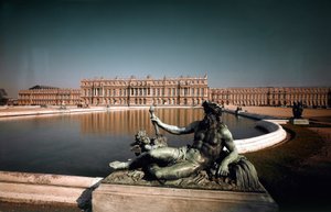 Zicht op de gevel en fonteinen van het park van het kasteel van Versailles. Gecreëerd door architecten Louis Le Vau (1612-1670) en Jules Hardouin Mansart (1646-1708) 1668-1684 Kastelen van Versailles en Trianon, Versailles