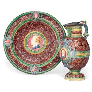Een Minton majolica kan en standaard door Ltd Mintons