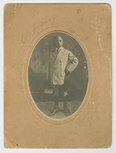Foto van Lucius Harper, Jr. op weg naar school, ca. 1910 door Lucius Harper