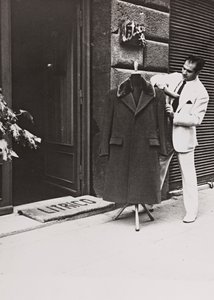 Angelo Litrico, stylist van Nikita Chroesjtsjov maar ook van John F. Kennedy, Juan Perón, Tito, Dwight D. Eisenhower, buiten zijn winkel in Rome