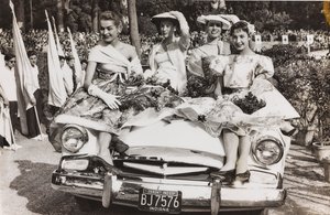 Mannequins poseren op een auto op het Piazza di Siena in Villa Borghese, Rome door Luigi Leoni