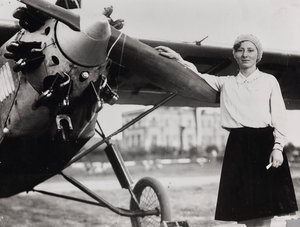 Miss Fumagalli eerste Italiaanse vrouw die een pilotenvliegtuig behaalde gefotografeerd op het vliegveld van Littorio (Rome Urbe)