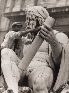 Arbeider aan het beeld van de Ganges in de Fontein van de Vier Rivieren op Piazza Navona in Rome door Luigi Leoni