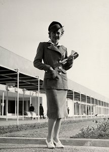 Model in een pak gecreëerd door het modehuis "Graldi"