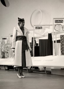 Model in een overjas gemaakt door het modehuis "Lamma" door Luis Bogino