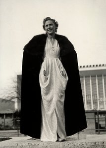 Model in avondjurk, een creatie van het modehuis "Graldi" door Luis Bogino