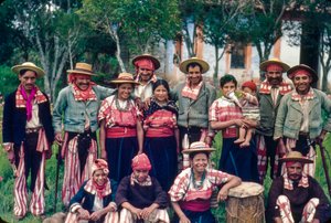 Guatemalteekse dorpelingen in traditionele kleding poseren voor groepsportret in Todos Santos
