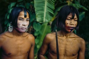 Mannen van de Emberá-stam, een inheems volk aan de rand van een jungle, Panama