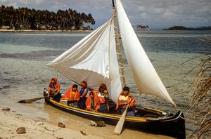 Vrouwen met gouden neusringen van de Cuna-stam van Mulatas alias San Blas-eilanden peddelen en... door Luis Marden