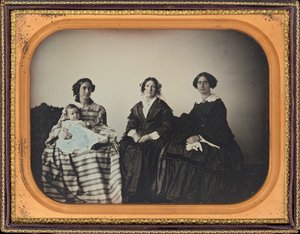 Portret van een moeder, kind en twee vrouwen