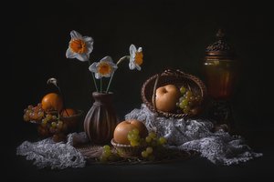 Stilleven met narcissen en fruit door Lydia Jacobs