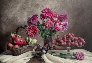 Stilleven met dahlia’s en fruit door Lydia Jacobs