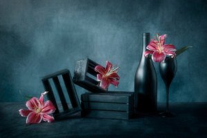 Moody Wine en lelies door Lydia Jacobs