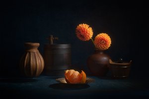 Stilleven met oranje dahlia’s door Lydia Jacobs