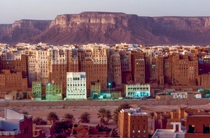 Relatieve wolkenkrabbers in de woestijn van Shibam Hadramawt, Zuid-Jemen