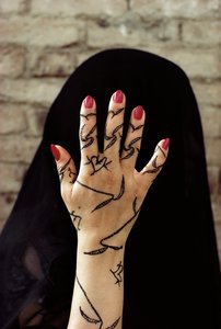 Jemenitische vrouw met handen versierd met hennakleurstof in Noord-Jemen