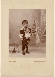 [Klein jongetje staat en houdt een Amerikaanse vlag vast]. door MacIntire