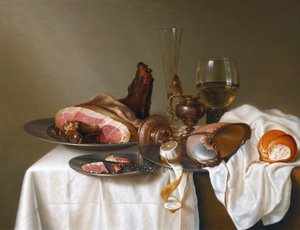 Stilleven met ham en Nautilus-beker