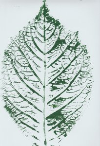 Gedetailleerde groene bladerenprint door Maira Ribena