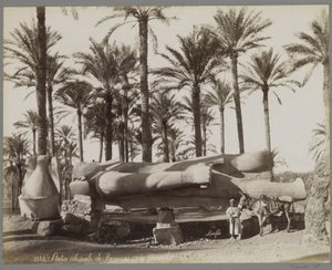 Liggend beeld van Ramses II in Memphis, op de voorgrond een jongen met een ezel door Maison Bonfils
