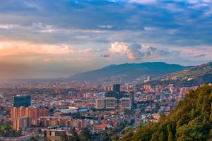 Bogota, Colombia - Panoramisch uitzicht vanuit een hoge hoek op het noordelijke deel van de hoofdstad gezien vanaf La Calera in de Andes