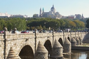 Puente de Segovia, oorspronkelijk gebouwd door Juan de Herrera en herbouwd in 1682