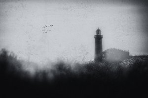 De donkere, mistige vuurtoren
