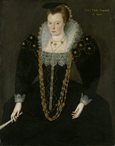 Portret van Lucy, Lady Reynell van Ford, driekwart lengte, in een donkere jurk met een witte kanten kraag en gouden en parelkettingen, met een waaier in haar rechterhand met identificerende inscriptie