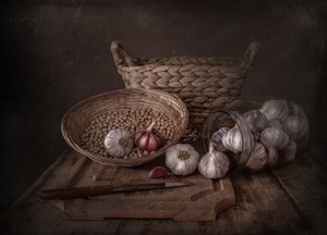 Donker rustiek stilleven met knoflook door Margareth Perfoncio