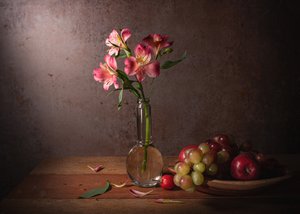 Dramatisch bloemen- en fruitstilleven