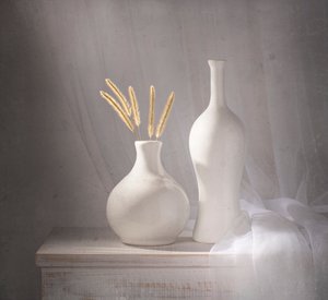 Witte vazen, zacht licht door Margareth Perfoncio