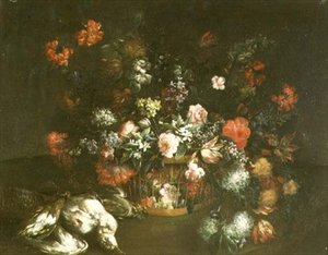 Rozen, tulpen, blauwe klokjes, seringen en andere bloemen in een mand met dode vogels