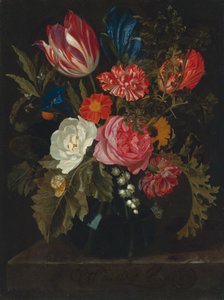 Bloemen in een vaas op een marmeren richel