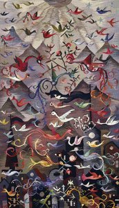 Een wandtapijt, met mythische vogels, met een achtergrond van bergen en zonnestralen door Marianne Pankok