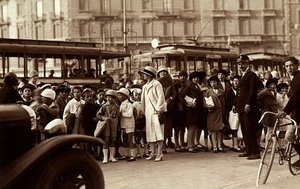 Een groep studenten tijdens een excursie. De foto toont de kinderen, hun leraren en andere voetgangers op een stadsstraat