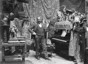 Volledig portret van de schilder Francesco Vinea in de studio van plaats Donatello in Florence. Hij poseert in een kamer versierd met allerlei draperieën, Chinese vazen, kleine sculpturen en snuisterijen. Rechts een piano en een viool