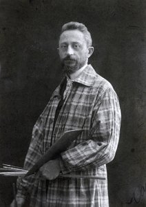 Driekwart portret van de schilder Guido Spadolini. Hij draagt een lange kiel en houdt penselen en een palet in zijn linkerhand, 26-11-1901