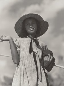 Dochter van een Cajun-familie keert terug naar huis na het vissen in de Cane-rivier, Melrose, Louisiana door Marion Post Wolcott