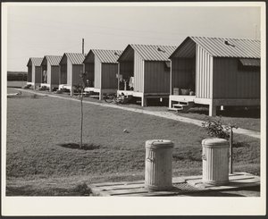 Huisvesting voor migrerende groenteplukkers, Osceola Werkkampen, gebouwd door FSA, Belle Glade, Florida door Marion Post Wolcott