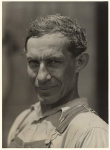 Mulatto arbeider op de katoenplantage van John Henry. Hij was getalenteerd in handwerk en weven.  Melrose, Louisiana door Marion Post Wolcott