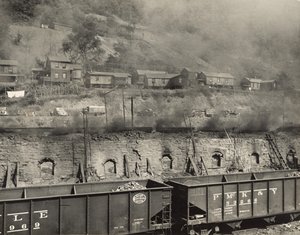 Rook van cokesovens dringt huizen van mijnwerkers binnen, Scotts Run, West Virginia