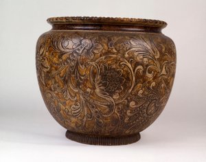 Een grote Martin Brothers jardinière versierd met scrollende planten en bladeren, 1888