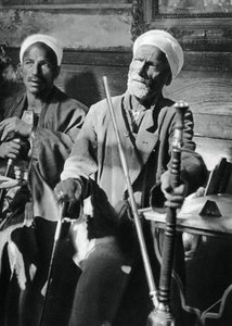 Roken van de narghileh, Caïro, 1937 door Martin Hurlimann