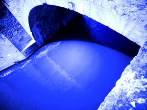 Rivier en brug door Martina Konitzky