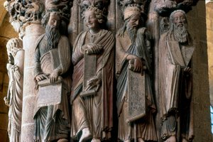 Detail van het Portico van Glorie: Groep van profeten (rechts naar links Mozes, Jesaja, Daniël en Jeremia). Gemaakt door Meester Mateo (1188) Interieur van de Kathedraal van Santiago de Compostela