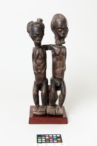 Zittend paar, ca.1885-99 (hout) door Master of the Barnes Couple
